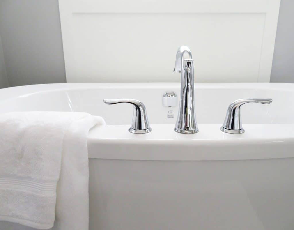 Chrome Roman bathtub faucet